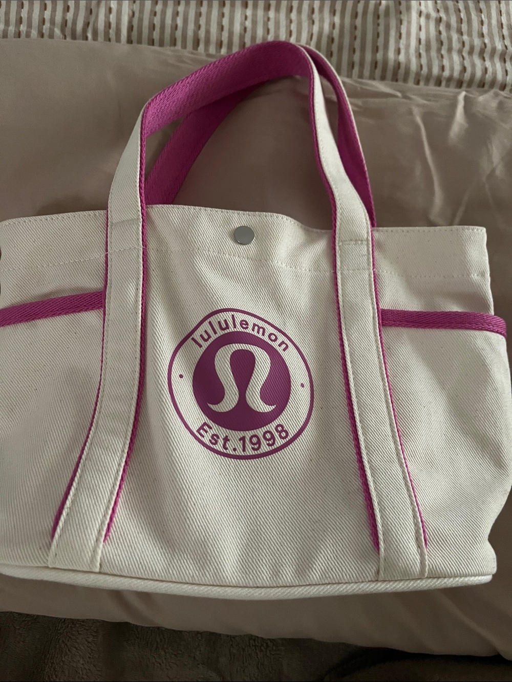 Lululemon daily multi pocket tote
